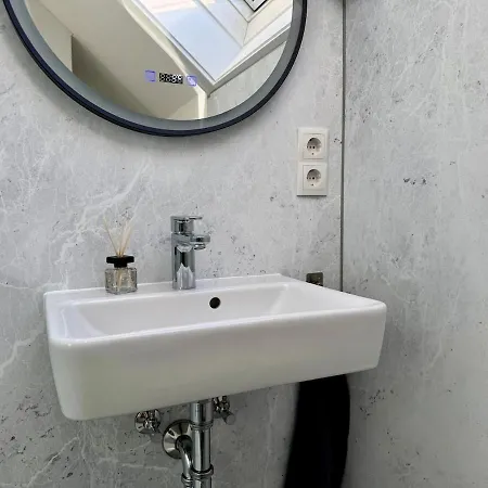 Apartment Gemuetliches Dach-apartment In Der Stadt - Adam - *